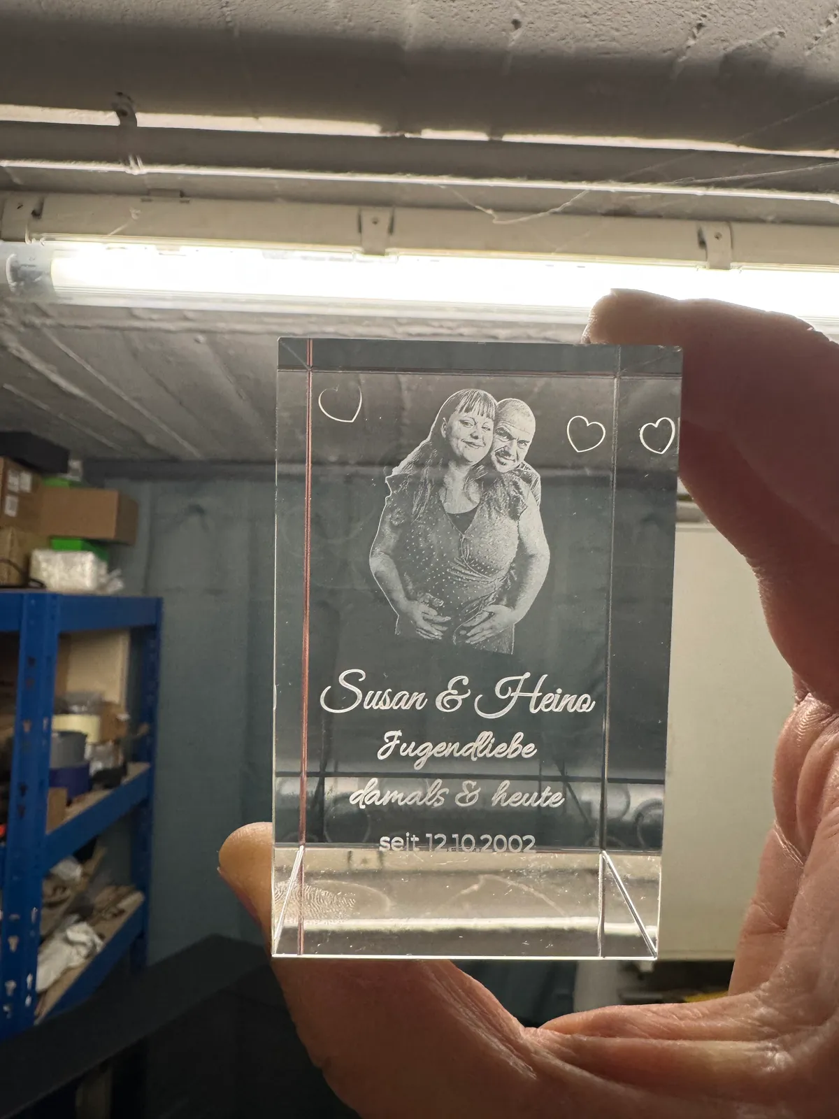 Personalisierte Foto-Gravur zweier Personen in einem 3D-Kristallblock