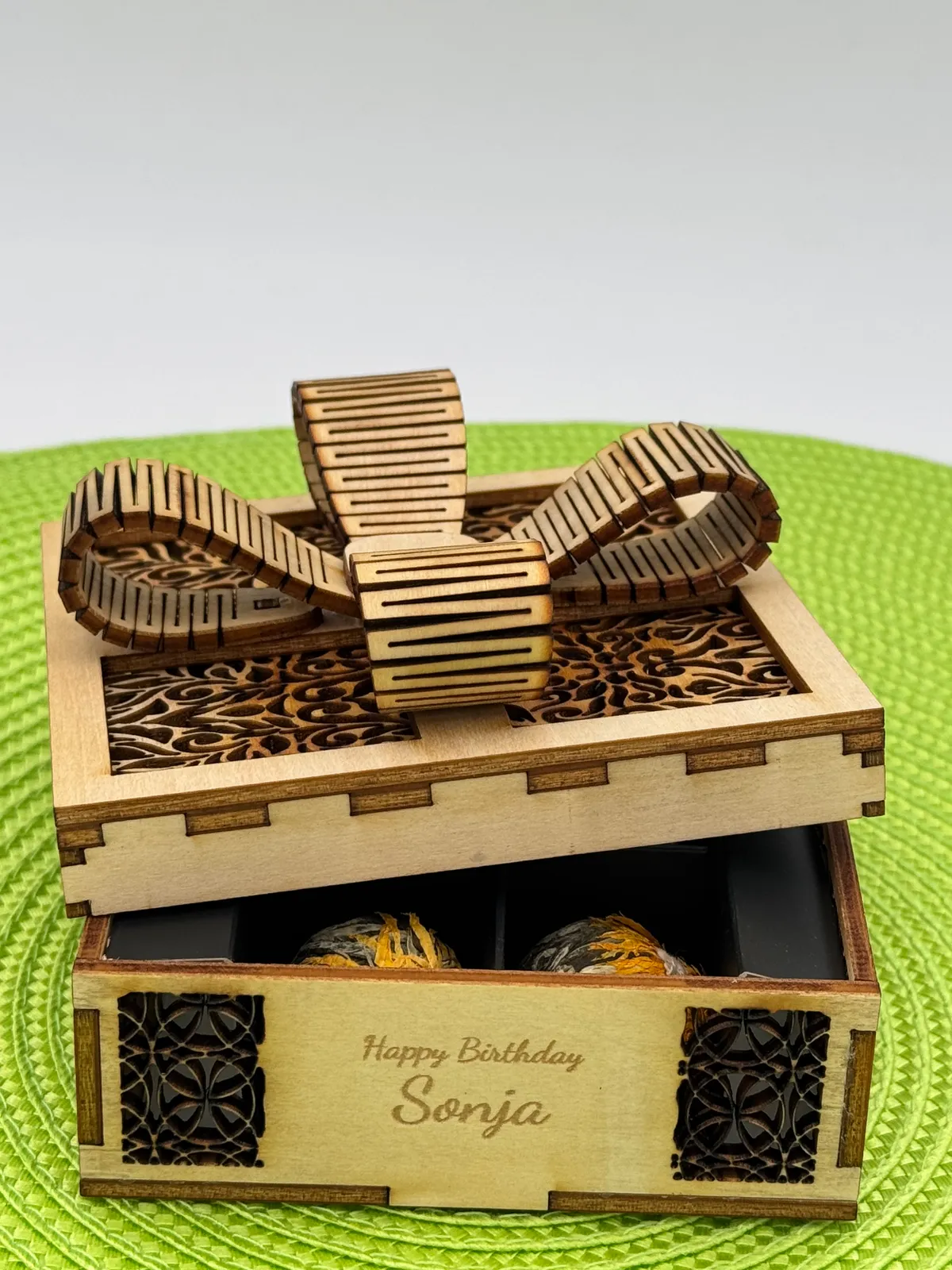 Gravierte Geschenkbox aus Holz mit Schleife und Pralinen