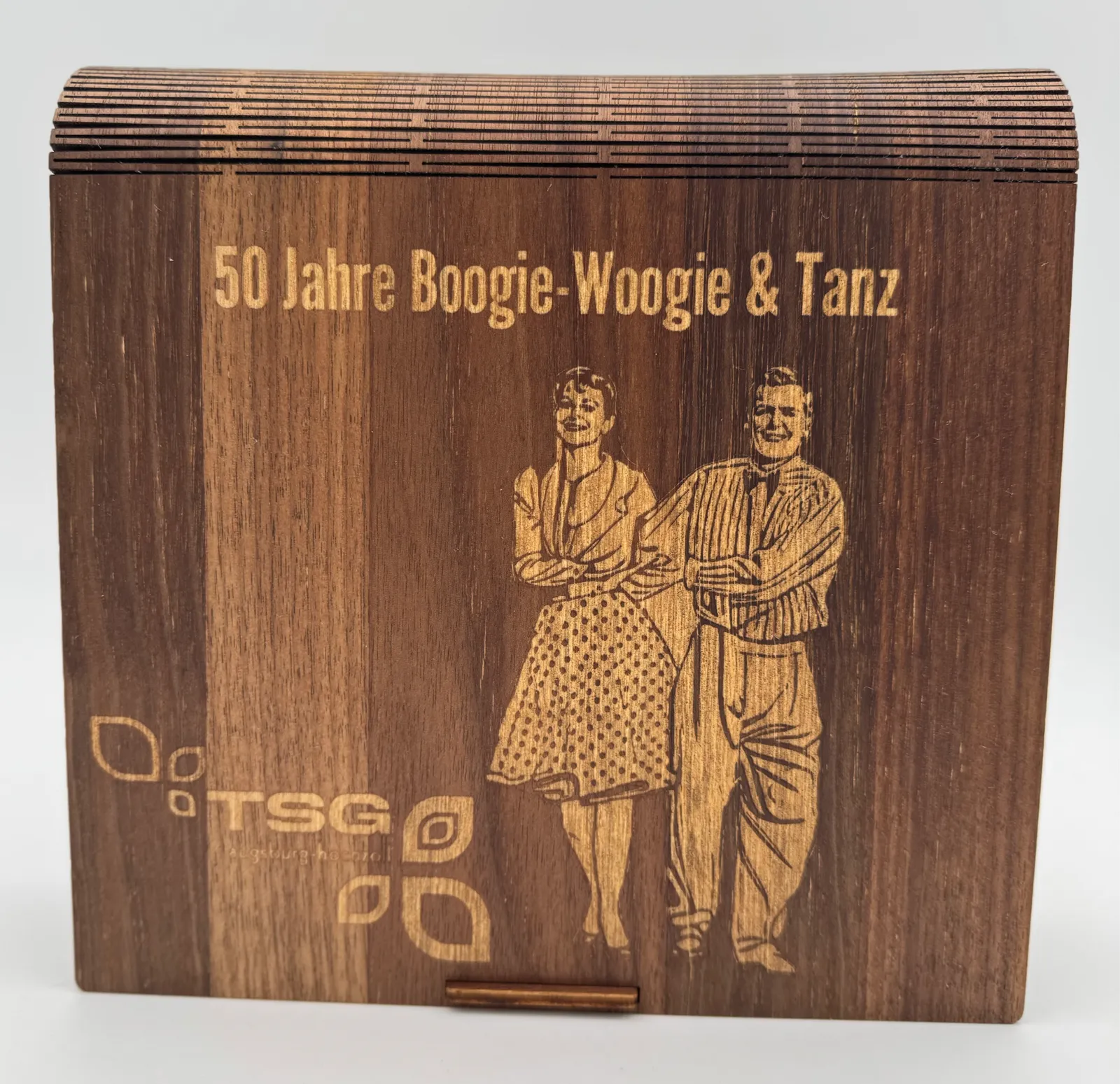 Gravierte Holzbox zum Vereinsjubiläum mit tanzendem Paar