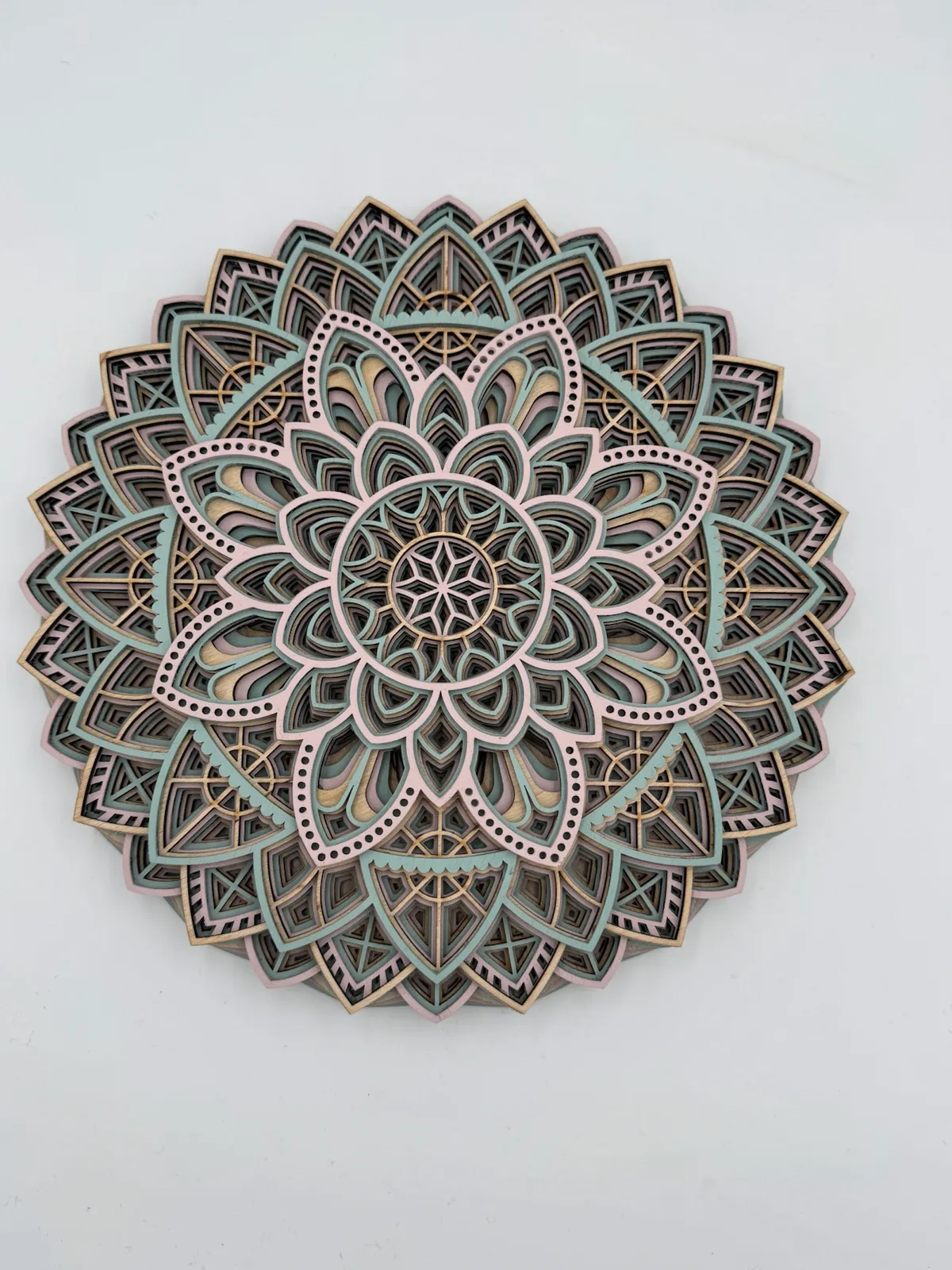 Filigran lasergravierter Mandala-Untersetzer aus Holz