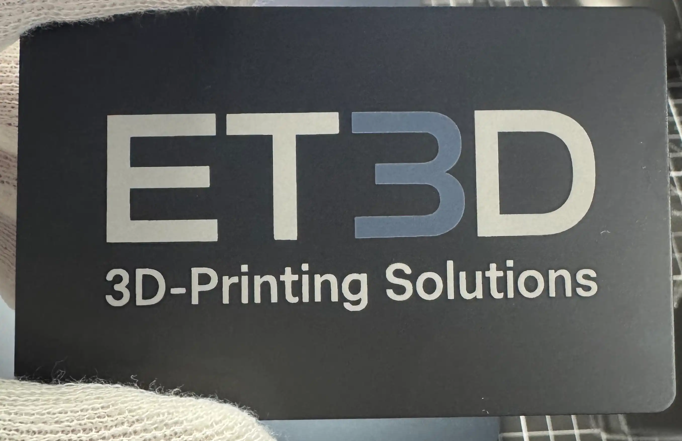 Schwarze Visitenkarte mit farbigem UV-Druck-Logo »ET3D – 3D-Printing Solutions«